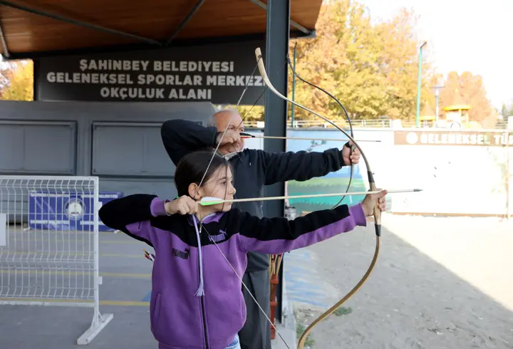 Tarih dizilerinden etkilenen baba-kız, kursta ok atmayı öğreniyor