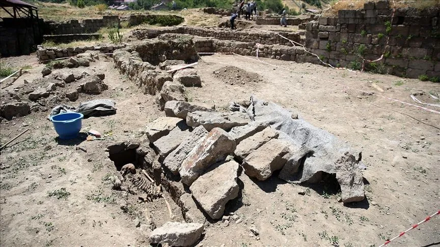 Bitlis Kalesi'nde Şiilerce kullanılan, üzerinde dua yazılı secde taşı bulundu