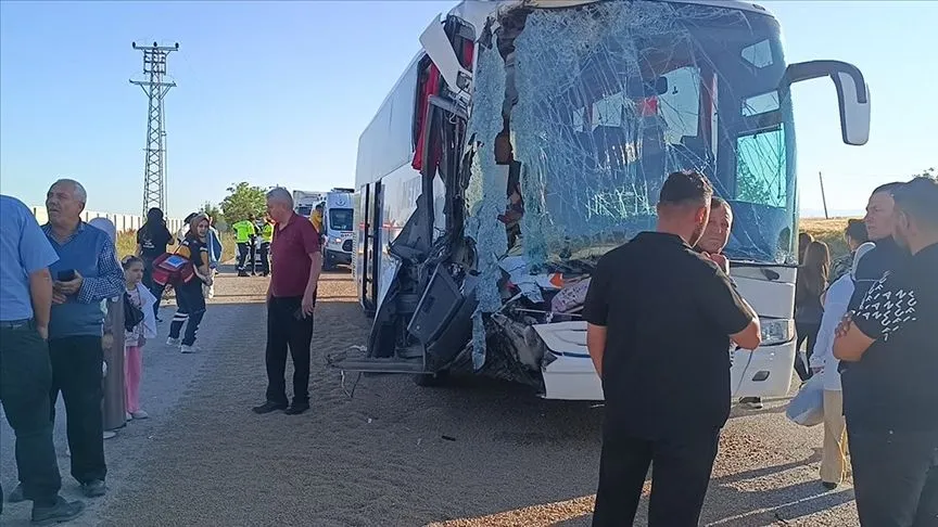 Afyonkarahisar'da yolcu otobüsünün tıra çarptığı kazada 24 kişi yaralandı