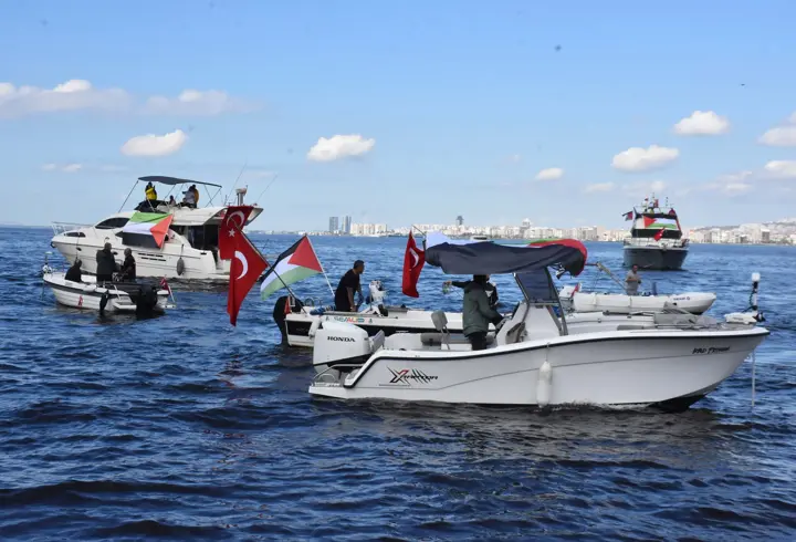 İzmir'de tekneler, Sumud Filosu'na destek için denize açıldı