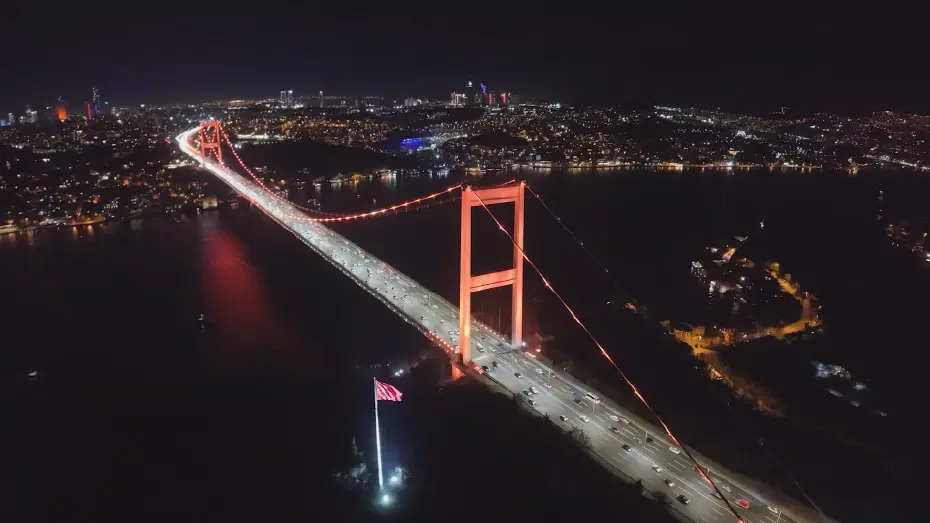FSM Köprüsü ve Galata Kulesi'nde 'Kadına Şiddetle Mücadele Günü' ışıklandırması