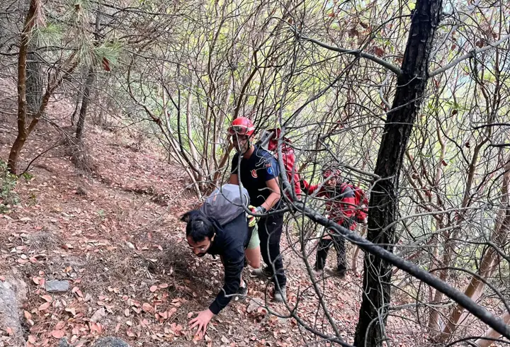 İzmir'de kayalıklarda mahsur kalan üç genci itfaiye kurtardı