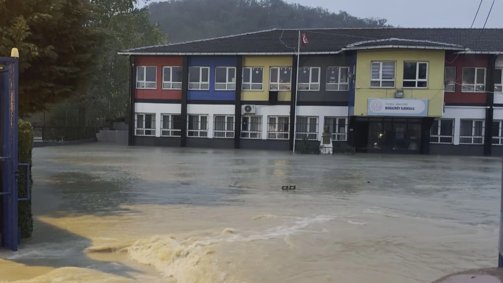 Arnavutköy'de Alibey Deresi Taştı; Sular Okul Bahçesine Doldu