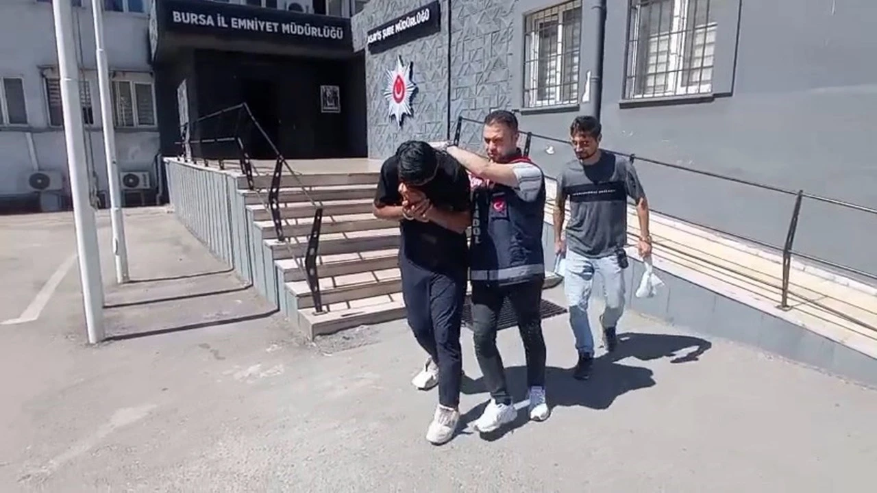 Yaşlı kadını oğlu gibi kandırdı, 672 bin TL’lik vurgun yaptı!