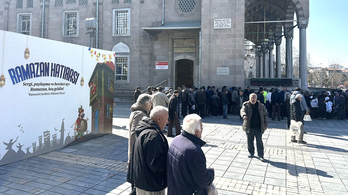 Kayseri’de metrelerce ücretsiz ekmek kuyruğu!