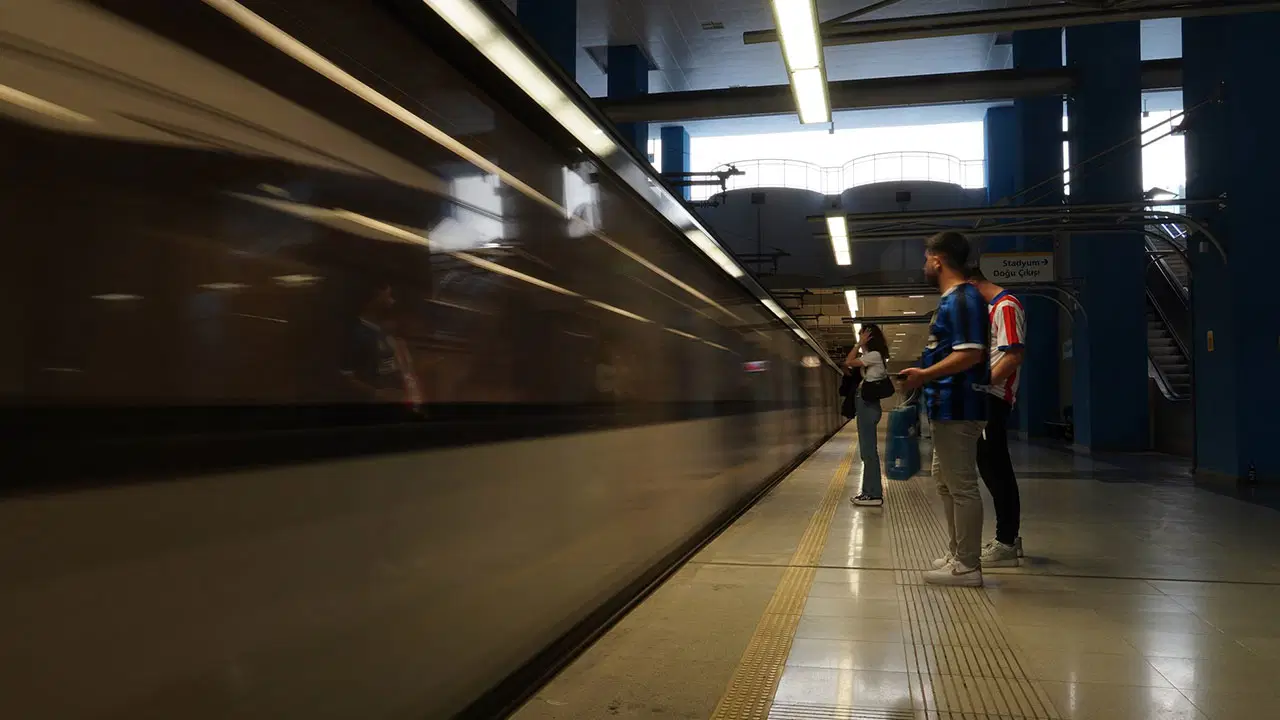 İstanbul'da Sağanak Nedeniyle Aksayan Metro Ve Tramvay Seferleri Yeniden Başladı