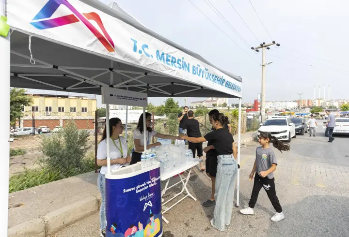 LGS’ye giren öğrenci ve ailelerine su ikramı