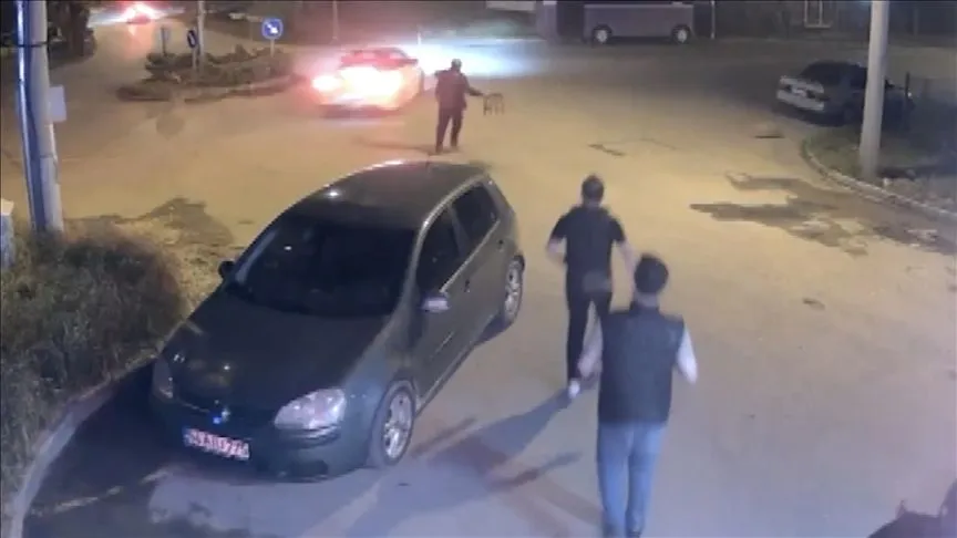 Sakarya'da esnafın drift yapan sürücüyü tabureyle kovalaması kamerada