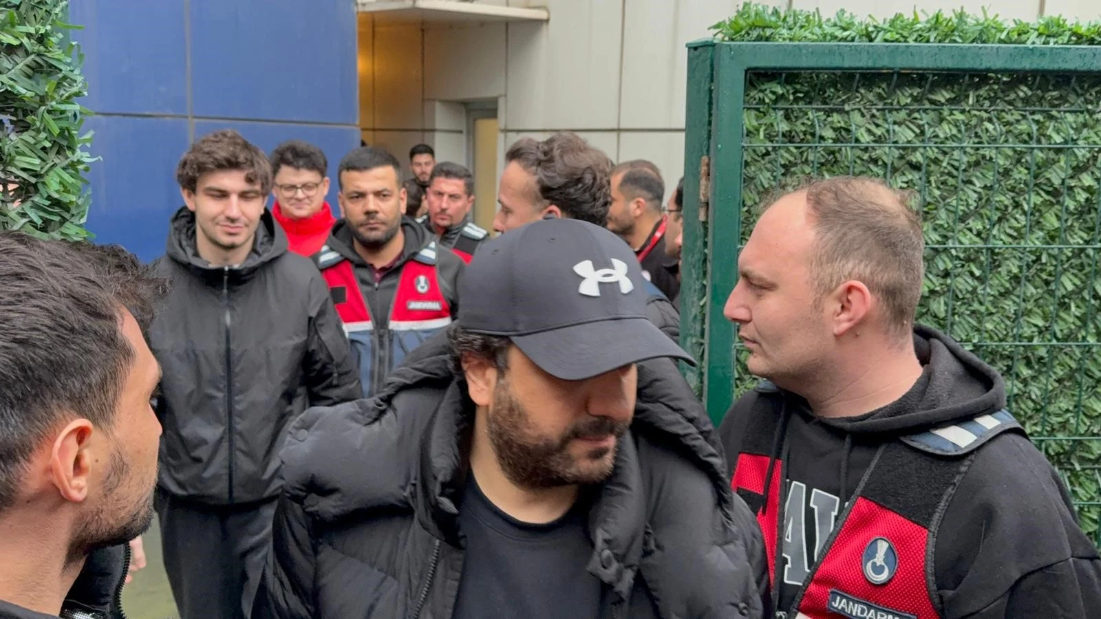 Gözaltına alınan ünlüler sağlık kontrolüne geçirildi