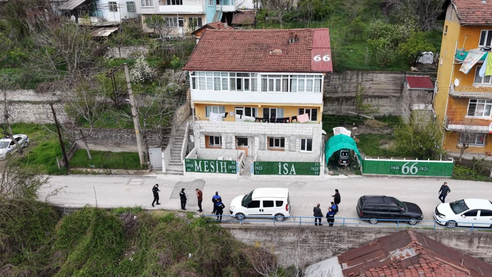 'Mesih' olduğunu söyleyerek evine yazılar yazdı