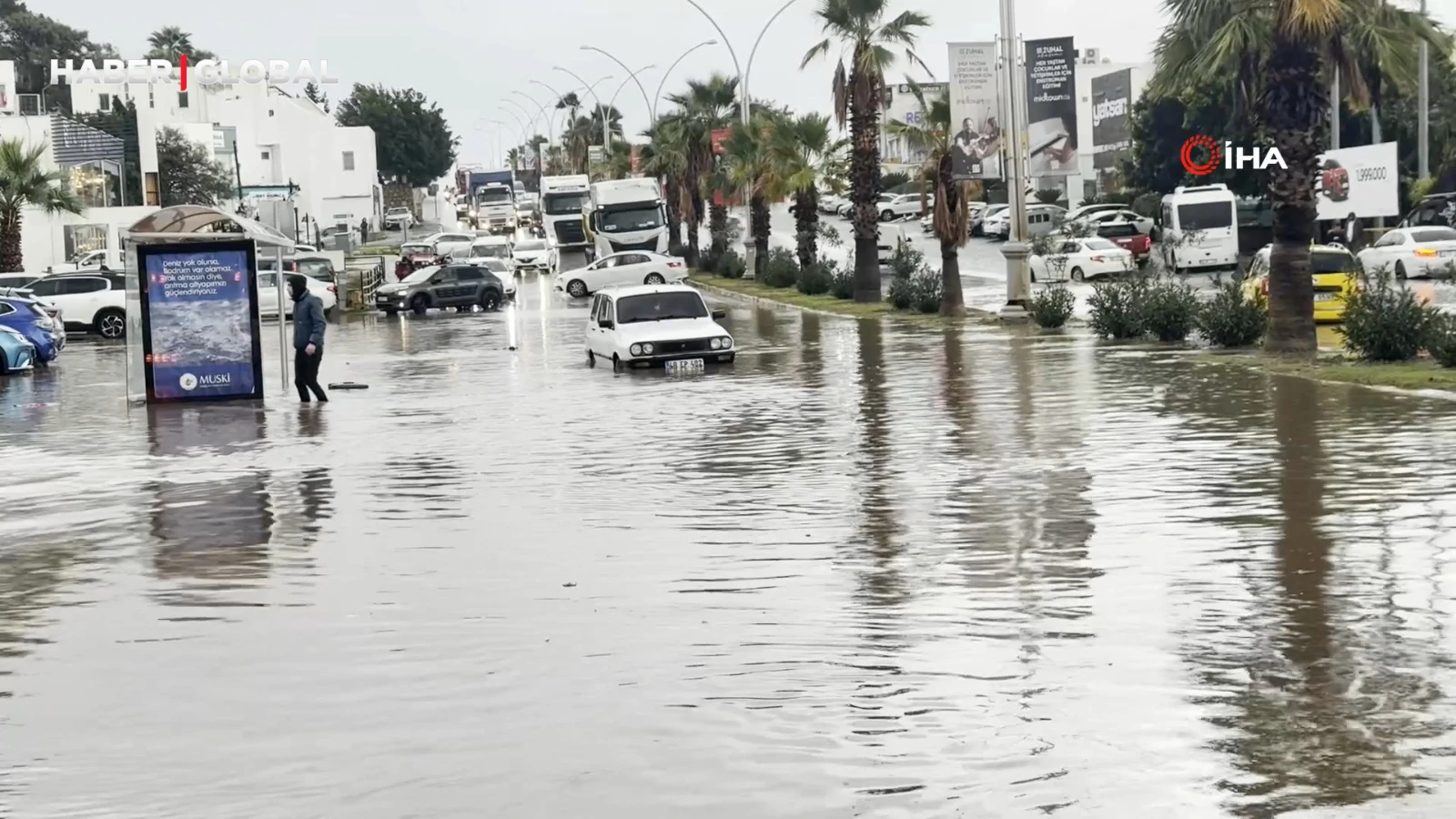 Bodrum'da sokaklar göle döndü, araçlar sele teslim olmamak için direndi