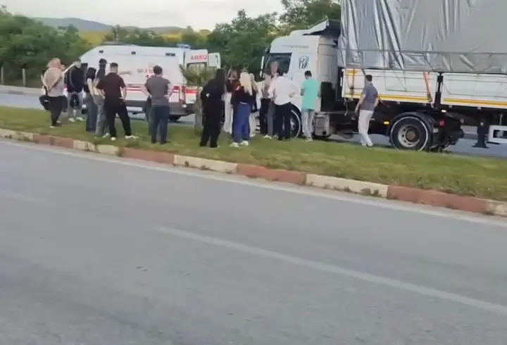 Çanakkale'de trafik levhalarına çarpan motosikletin sürücüsü öldü