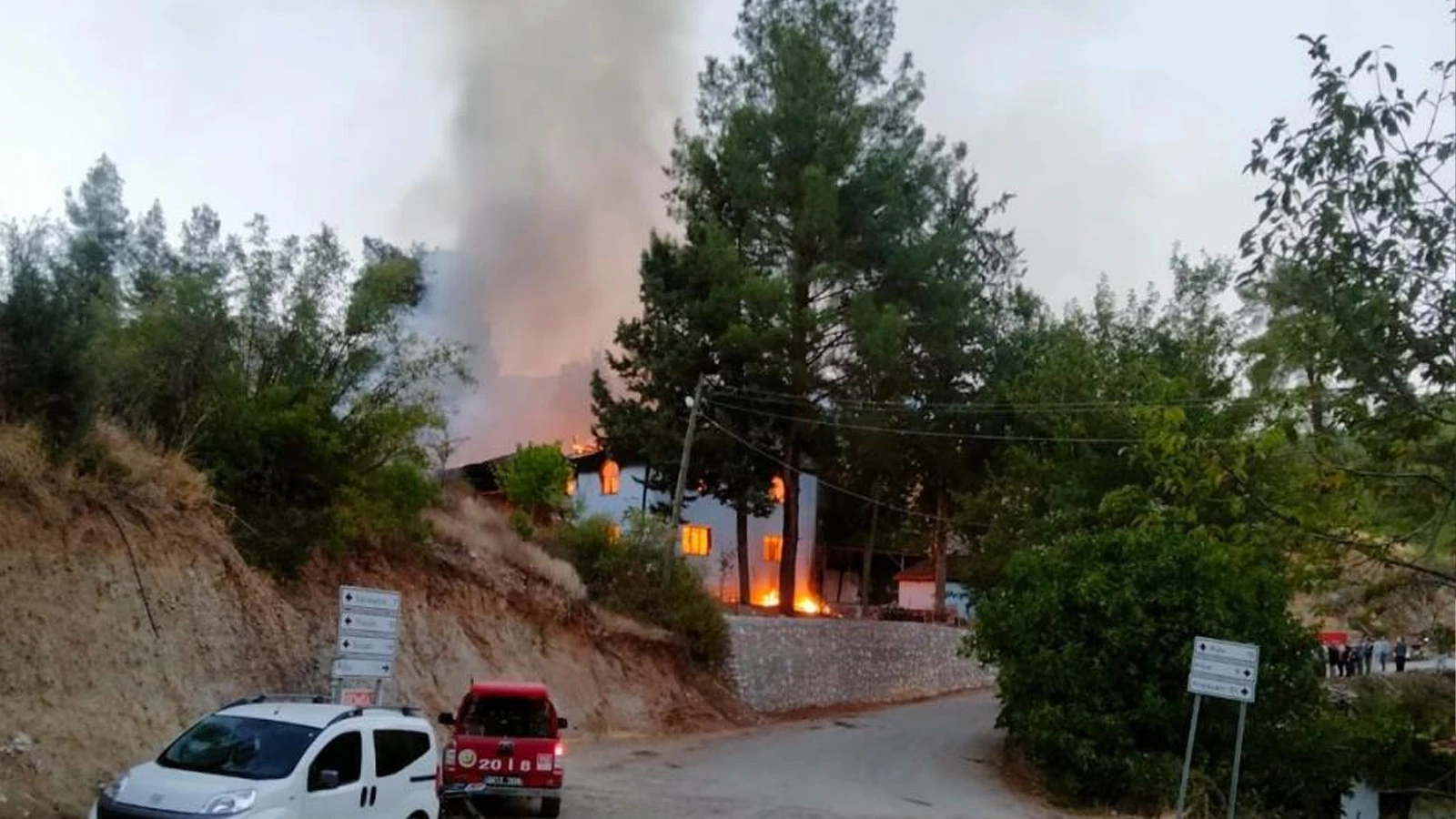 Denizli'de elektrik kontağından çıkan yangın camiyi küle çevirdi