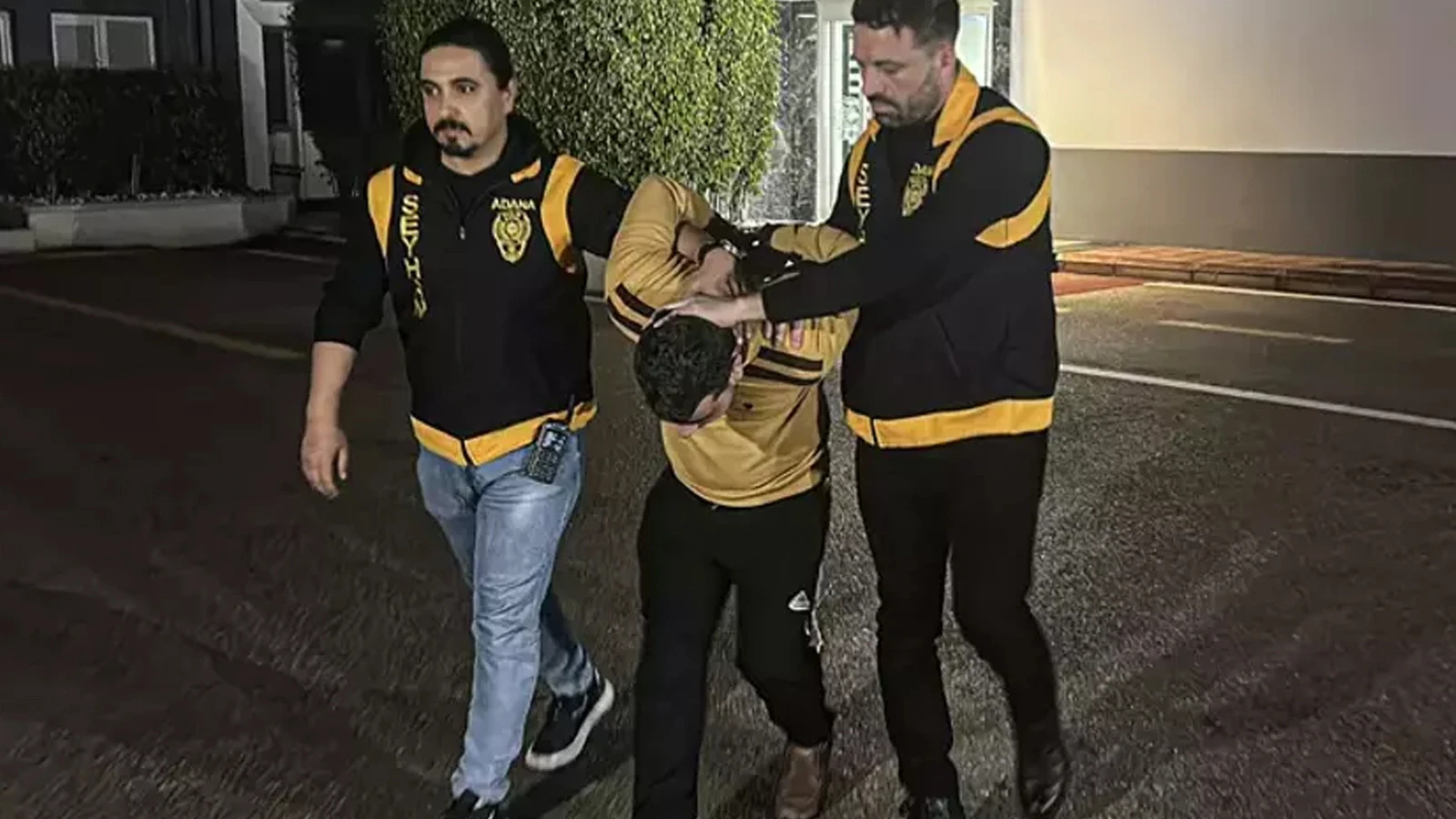 Adana'da çocuğunu sokak ortasında darbeden baba gözaltına alındı