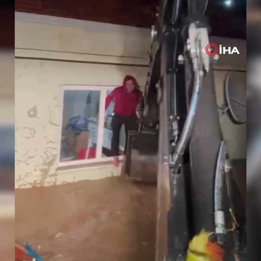 Yalova'da Sağanak Yağış Sele Dönüştü: Mahsur Kalan Bekçi Kepçeyle Kurtarıldı