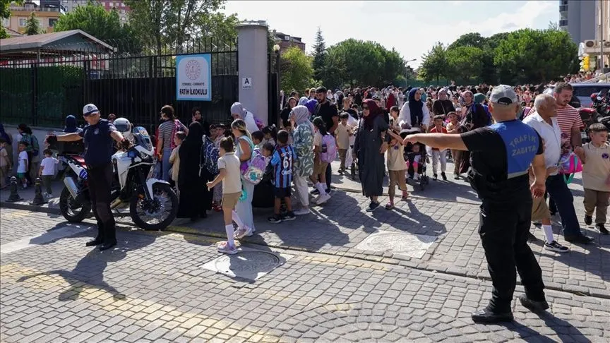 Ümraniye'de zabıta ekipleri güvenli eğitime destek oluyor