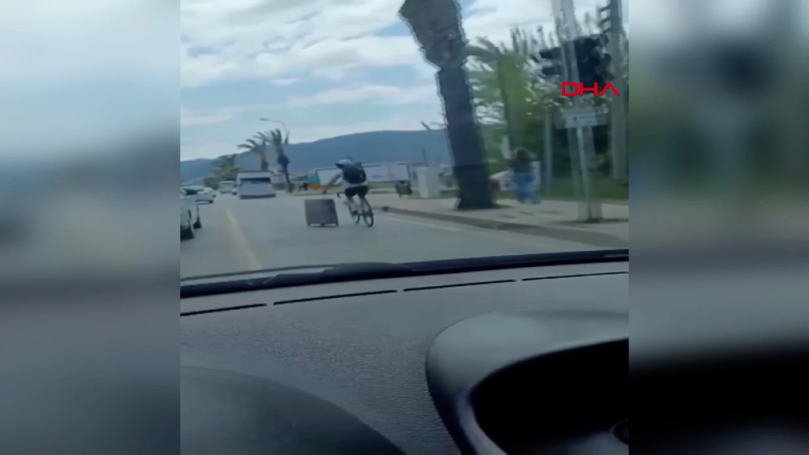 Trafikte ilginç manzara: Cep telefonu kamerasıyla kaydedildi