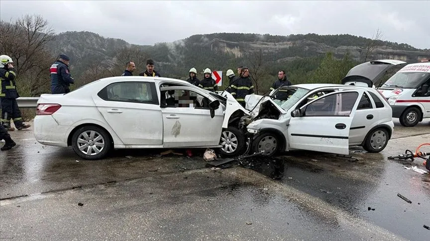Burdur'da iki otomobilin çarpıştığı kazada 6 kişi hayatını kaybetti