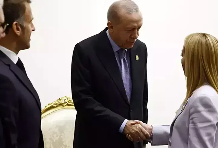 Erdoğan ile Meloni arasında gülümseten diyalog: Sigarayı bıraktırmam lazım