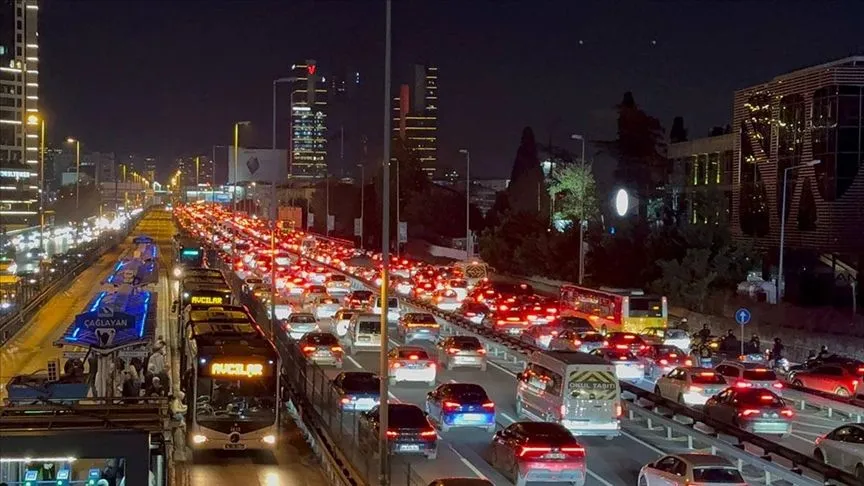 İstanbul'da akşam saatlerinde trafik yoğunluğu yüzde 83'e ulaştı