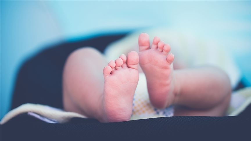 Otobüs durağında bulunan bebek koruma altında