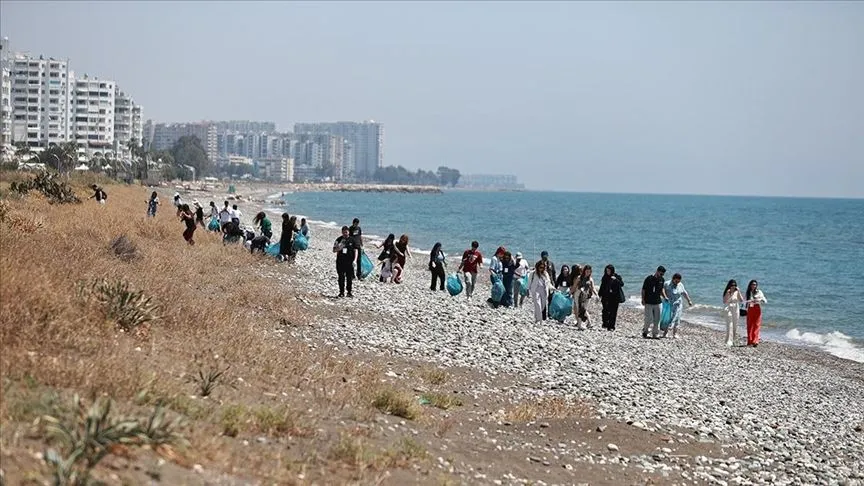 Mersin'de öğrenciler deniz kaplumbağalarının yuvalama alanlarını temizledi
