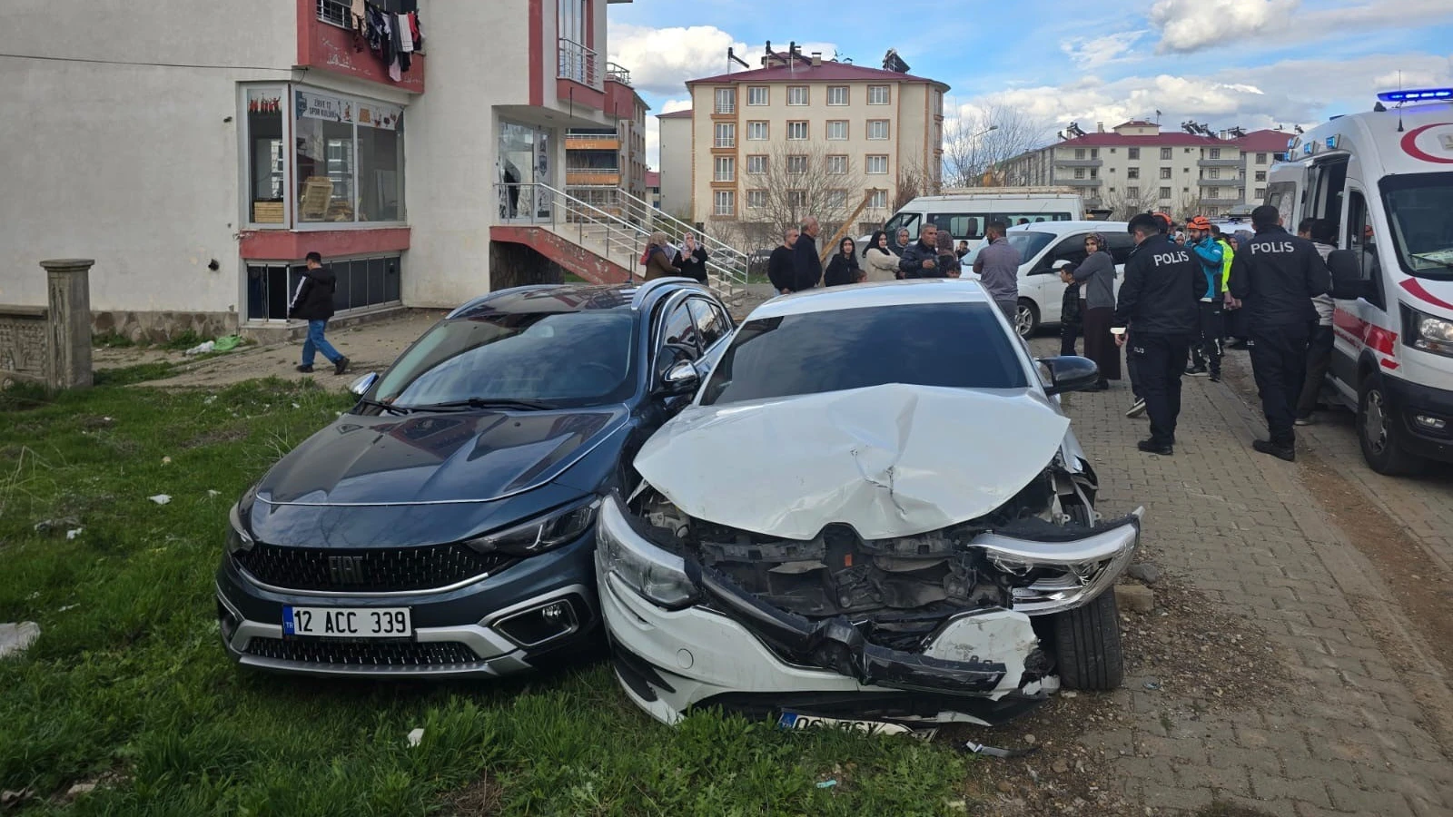 Bingöl'de iki otomobil çarpıştı: 4 yaralı