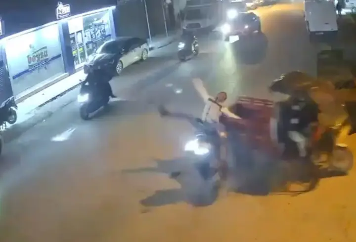 Adana'da iki motosikletin çarpıştığı kaza kamerada