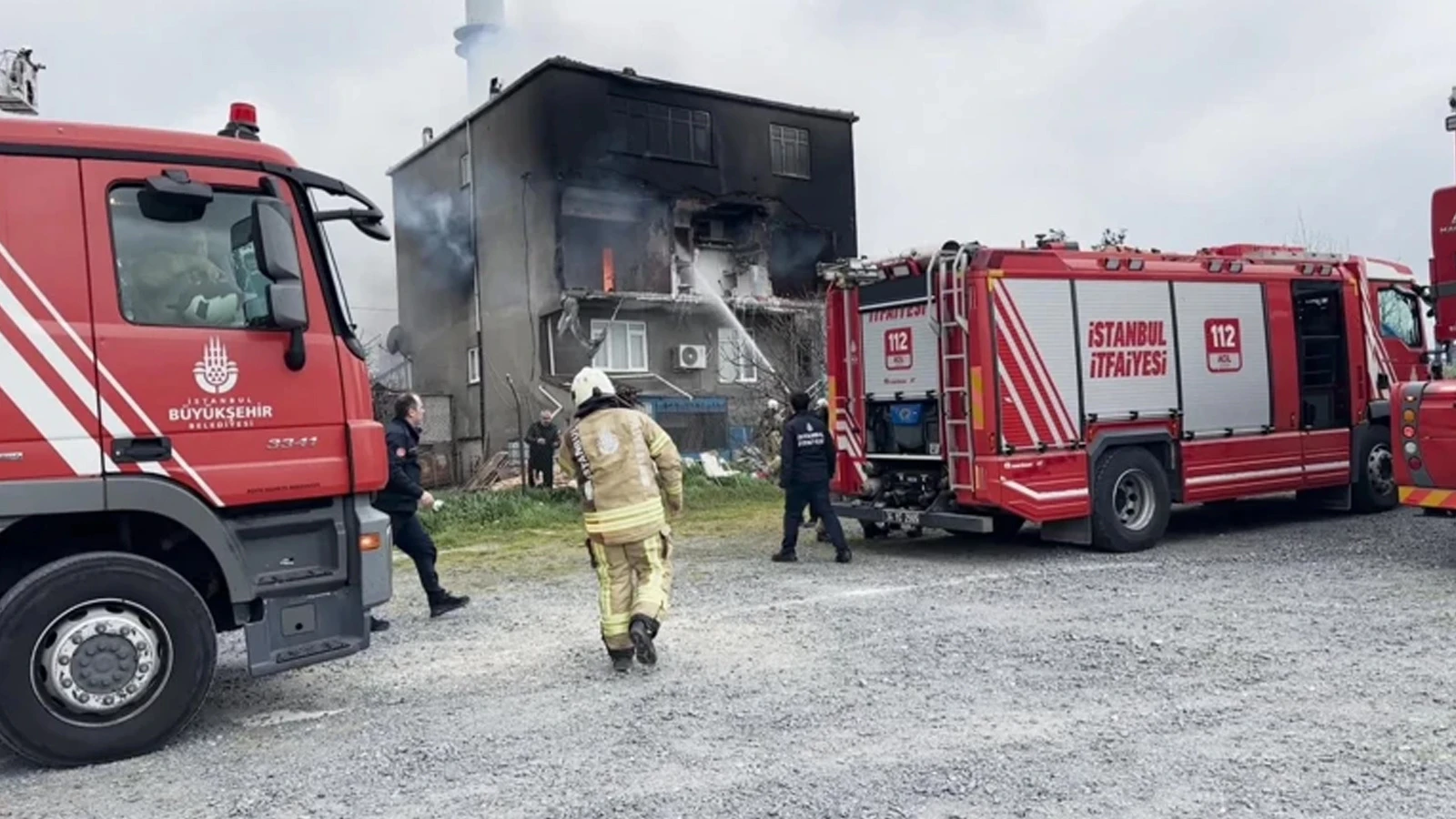 Büyükçekmece'de korkutan yangın! Mahsur kalanlar kurtarıldı