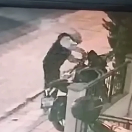 Avcılar'da Pes Dedirten Hırsızlık: Saniyeler İçinde Motosikleti Çalıştırıp Kayboldu