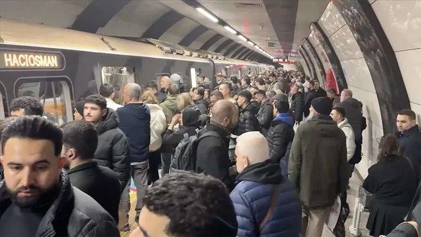 İstanbul'da teknik arıza nedeniyle metro seferlerinde aksama yaşanıyor