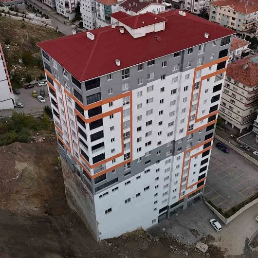 Ankara'da Korkutan Toprak Kayması: Çöken Duvar Bina Temelini Gün Yüzüne Çıkardı