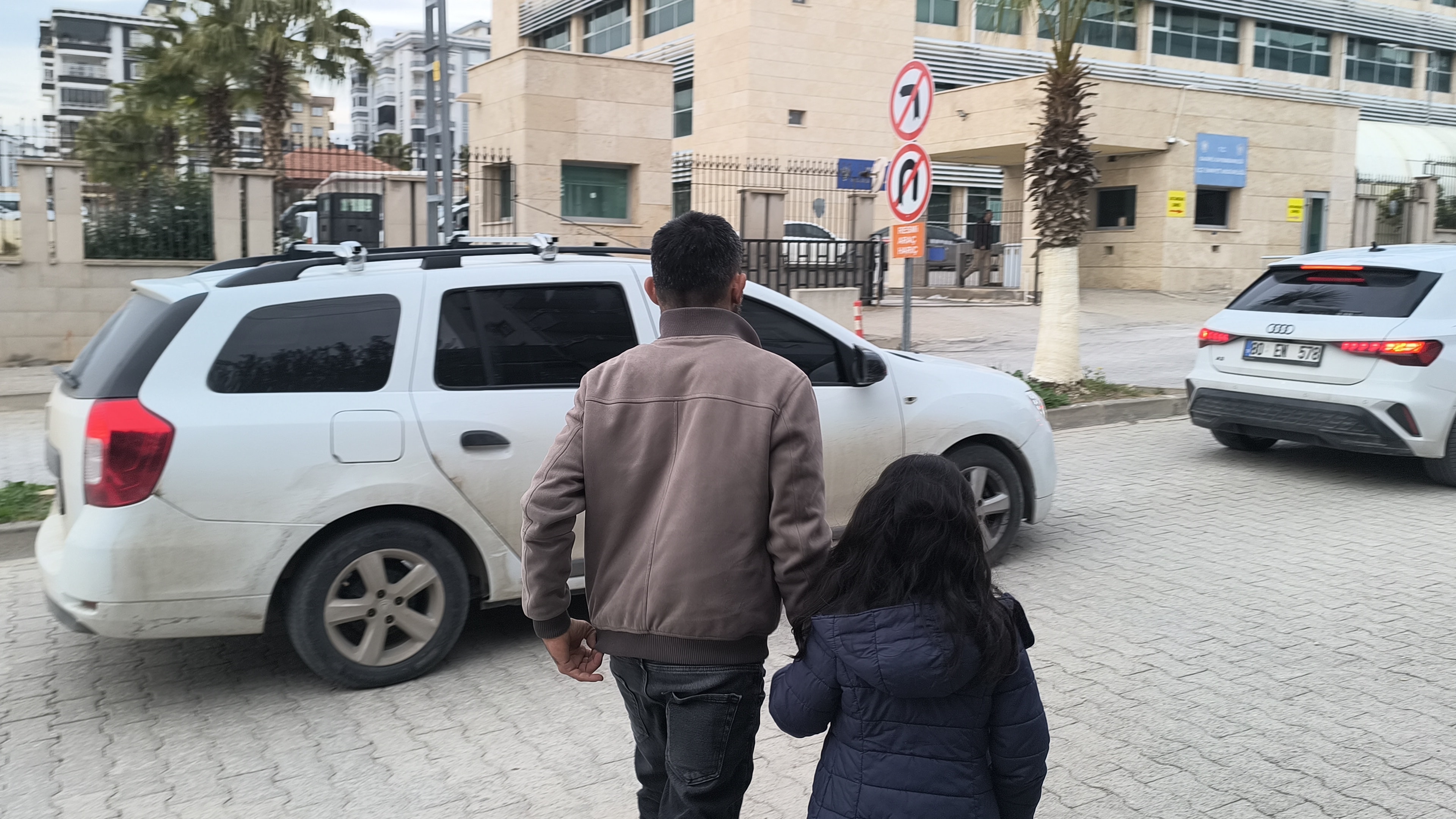 Kızı 'belim ağrıyor' dediğinde şüphelendi! Şiddet iddiası ortaya çıktı