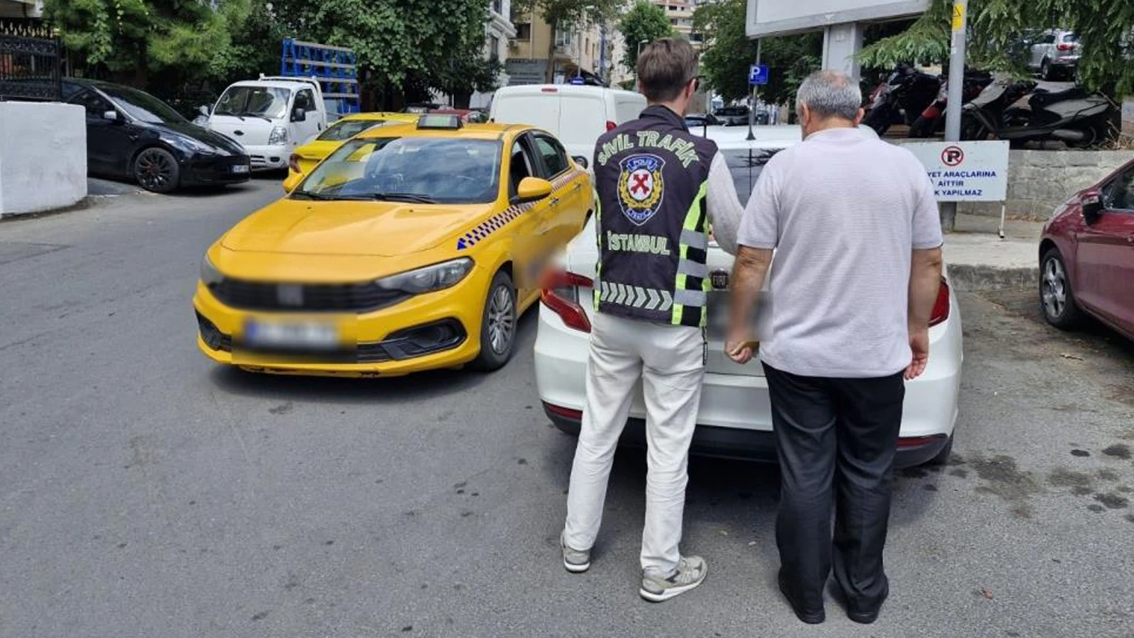 Yolcu seçerken yakalanan taksicinin aracı trafikten men edildi