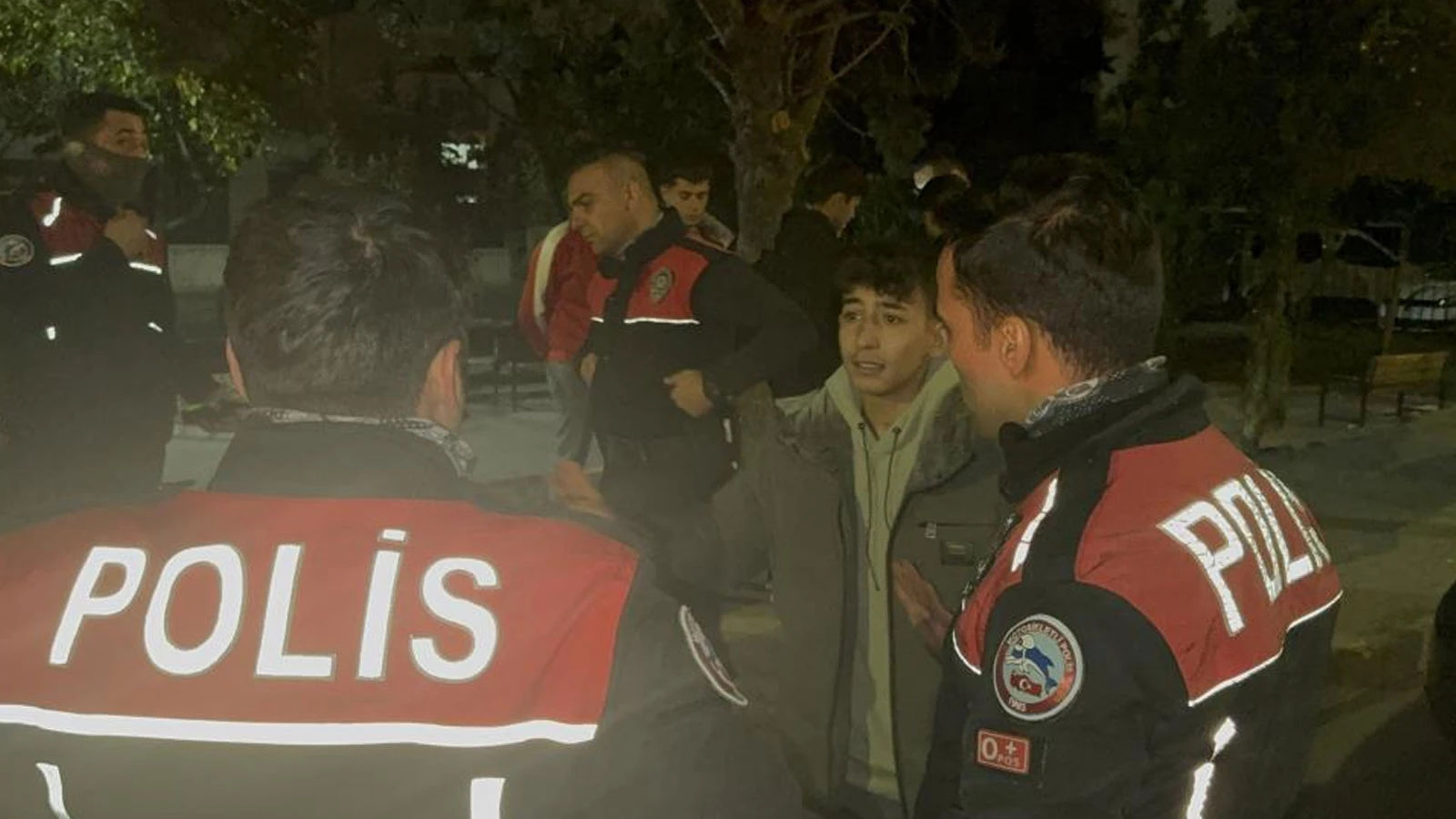 Parkta otururken kabusu yaşadı: Tanımadığı şahıs tarafından bıçaklandı