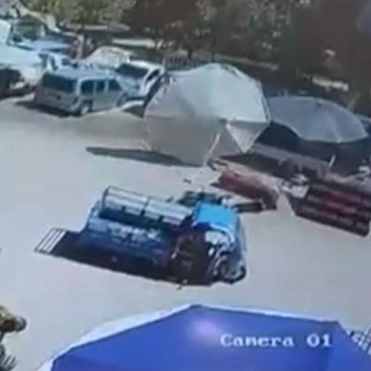 Pazar şemsiyesi uçtu! Hamile kadın ve çocuk yaralı