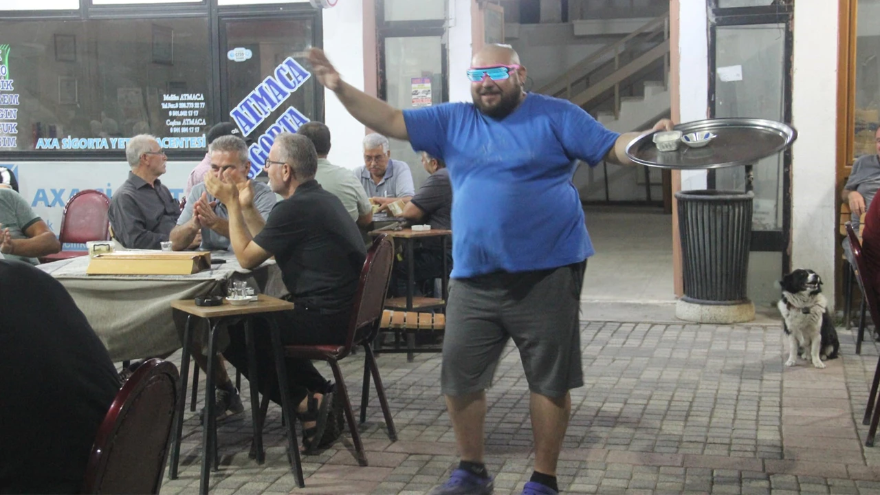 Ünlüler bir bir paylaşıyor, neşeli garson sosyal medyanın gündemine oturdu