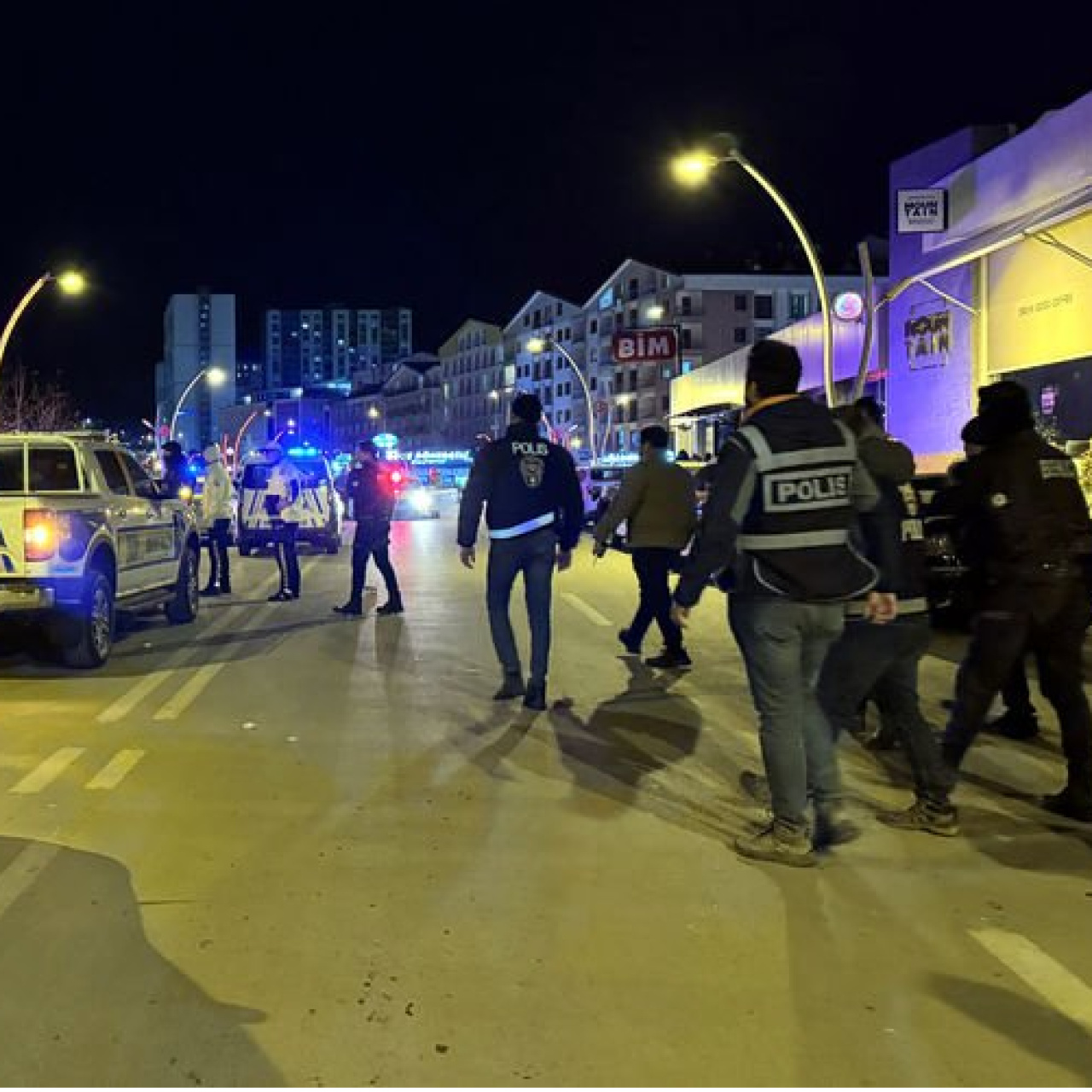 Yılbaşı kutlamasında çıkan kavgaya müdahale eden polis, bıçakla yaralandı