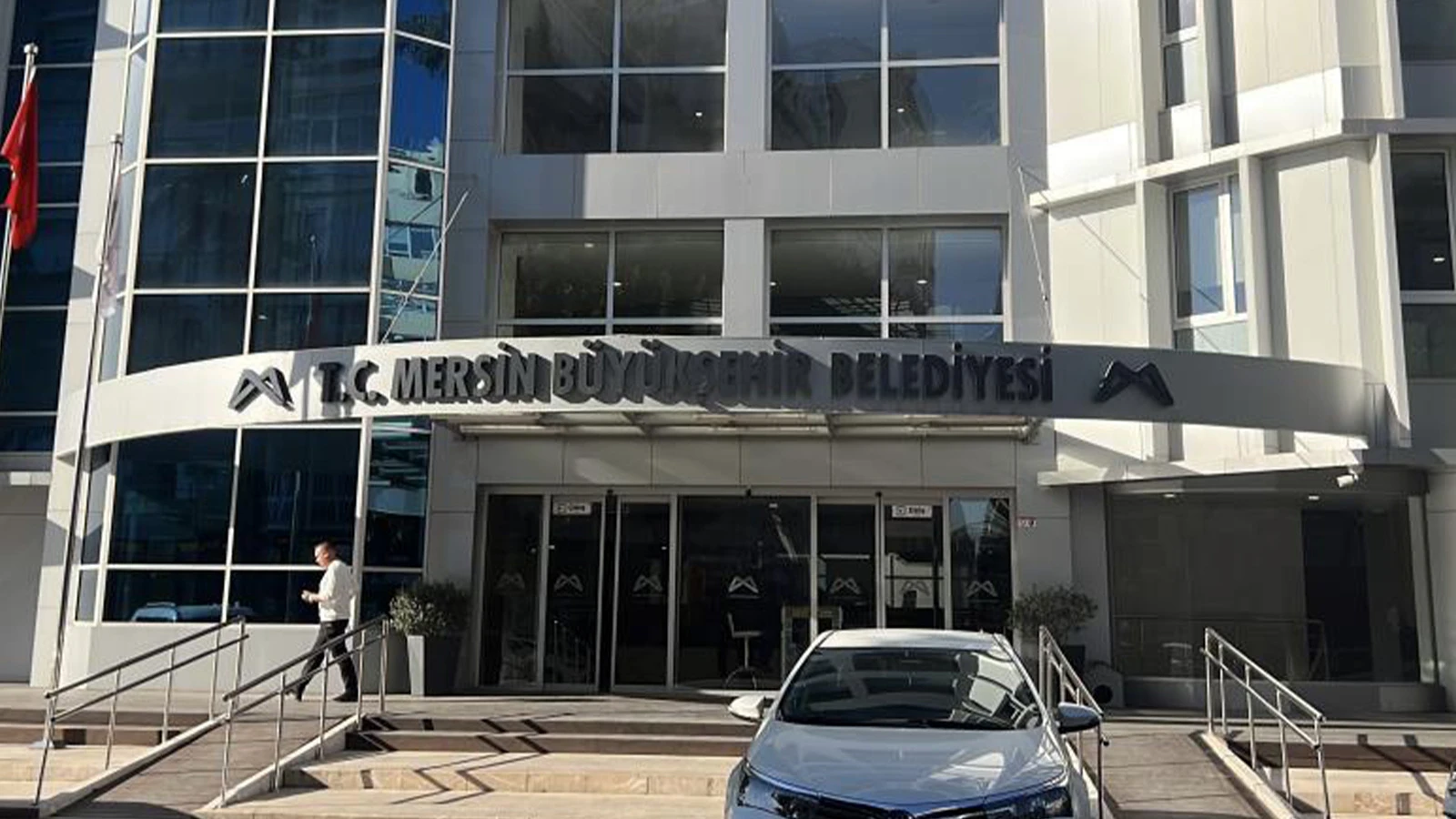 Mersin Büyükşehir Belediyesi'ne operasyon: Gözaltılar var