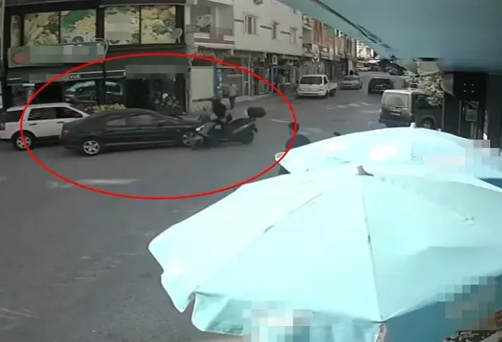 Otomobil ile motosikletin çarpıştığı kaza kamerada