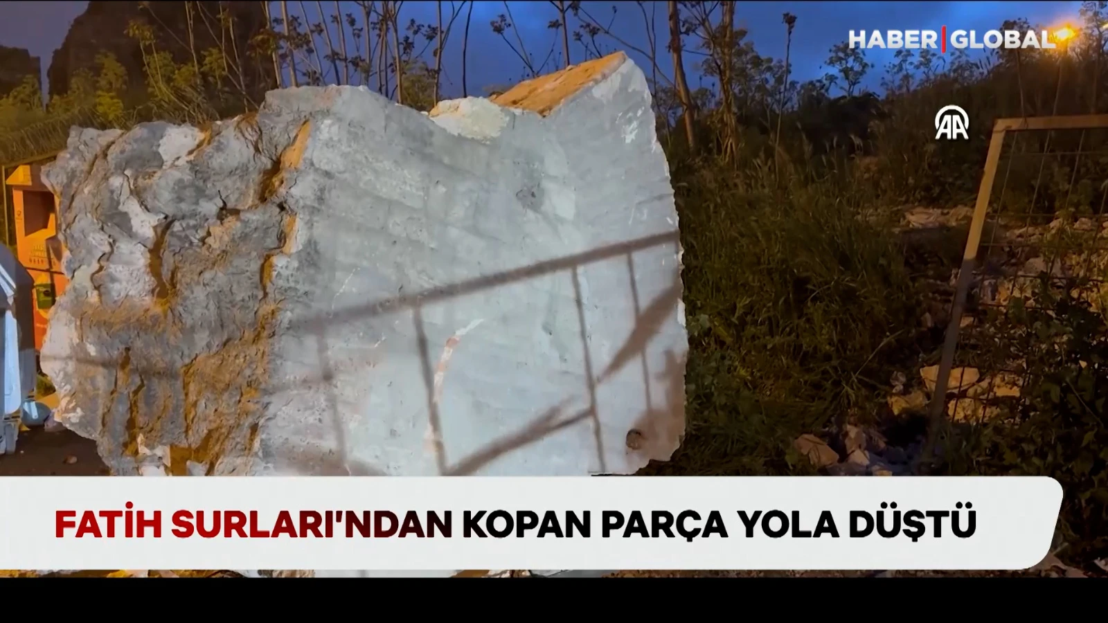 Deprem sonrası Fatih Surları’ndan kopan parça yola böyle düştü
