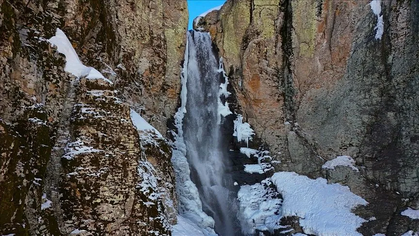 Eriyen kar sayesinde yeniden canlanan Çır Şelalesi dron ile görüntülendi
