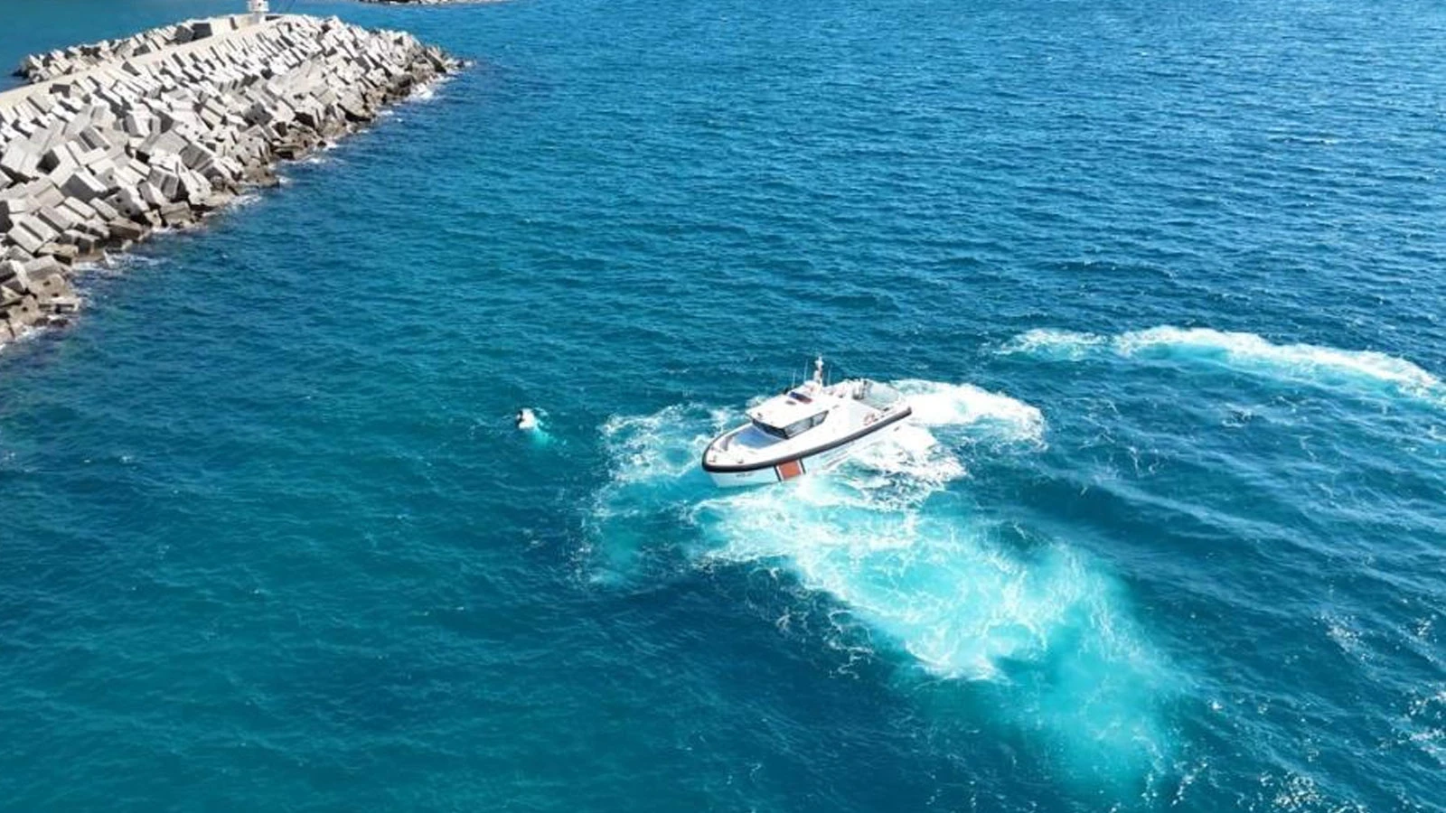 Antalya'da balıkçı teknesi battı: 3 kişi son anda denize atlayarak kurtuldu
