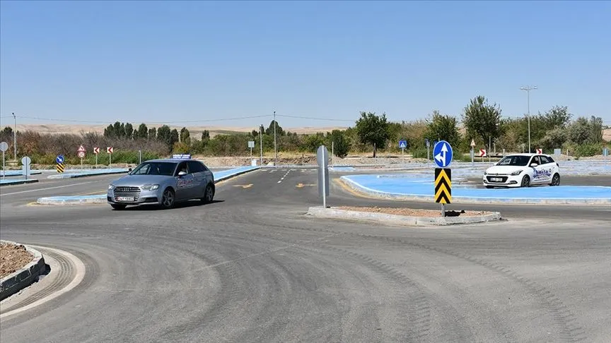 "Sürücü Akademisi" ile adaylar güvenli pistlerde direksiyon çeviriyor
