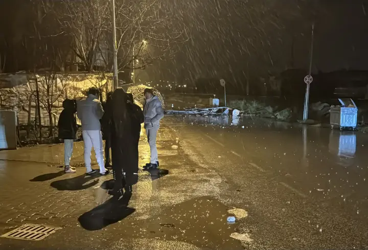 Kütahya’da kuvvetli rüzgar nedeniye evin çatısı uçtu, ağaçlar devrildi