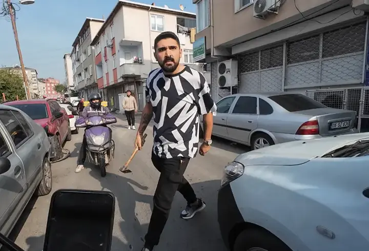 Ataşehir’de kuryeye keserli saldırı: Kafanı gözünü kıracağım