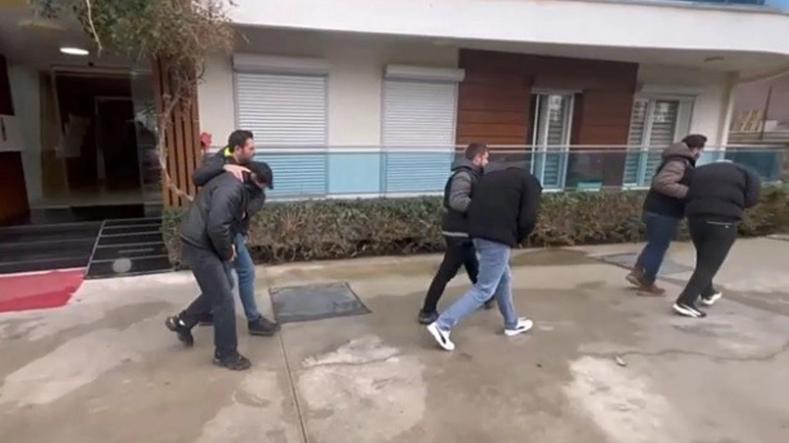 İzmir’de dev yasa dışı bahis operasyonu: 49 kişi tutuklandı