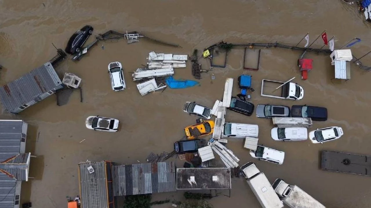 Kemerburgaz’da Yüzlerce Araç Suya Gömüldü (Video)
