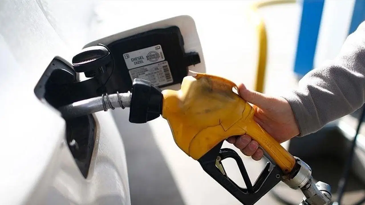 Petrol Geriledi, Benzine İndirim Göründü: Tabelalar Bu Gece Değişecek