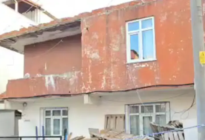 Balkon duvarının bir bölümü yıkılan 2 katlı bina boşaltıldı